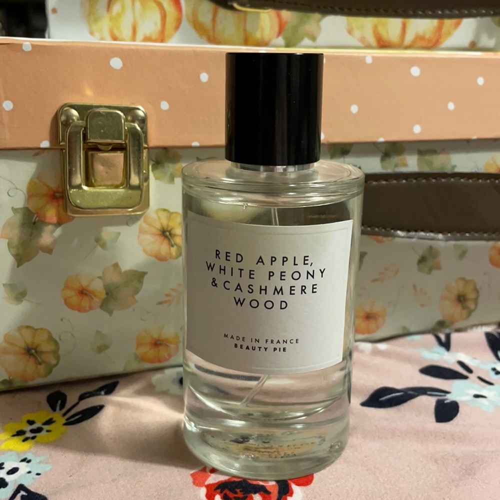 Beauty Pie red apple, white peony & Cashmere Wood